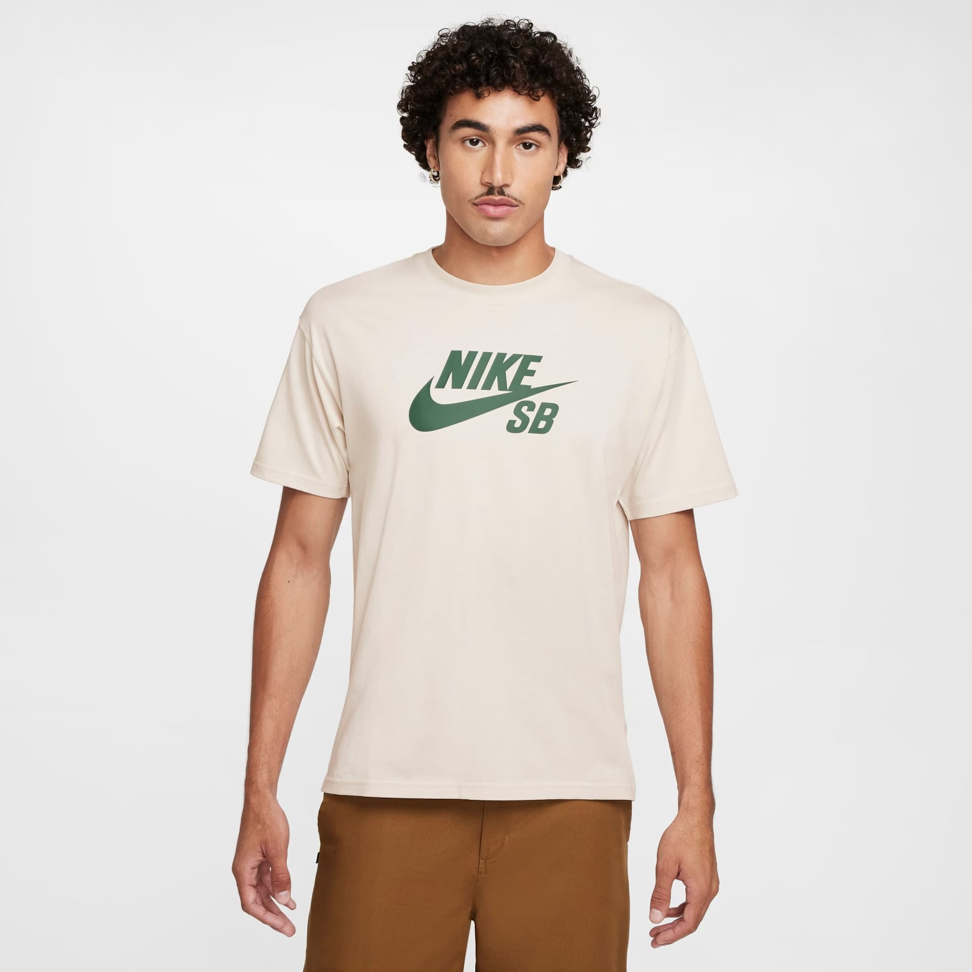 CAMISETA MC M NK SB TEE LOGO HB CV7539-104 LT OREWOOD BRN G