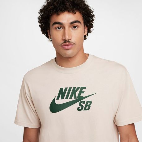 CAMISETA MC M NK SB TEE LOGO HB CV7539-104 LT OREWOOD BRN G